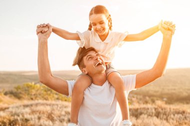 Heyecanlı baba boynunda kızı taşıyan