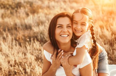 Mutlu kızı kırsal anne sarılma