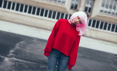 Asya hipster sokakta baş eğme