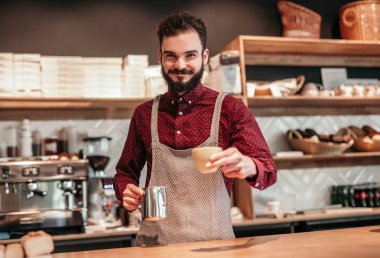 Kafede kahve yapma şık hipster barista