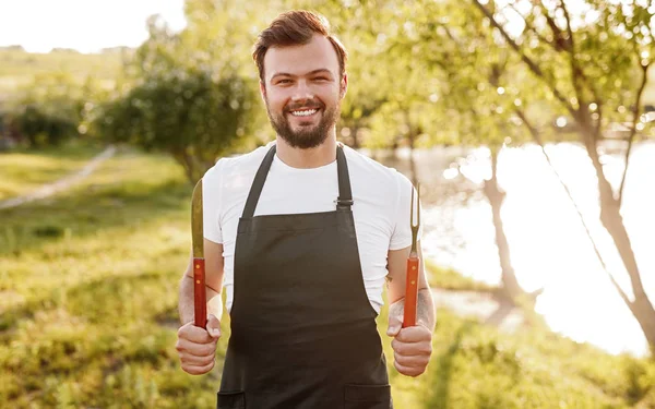 Chef alegre con utensilios en el campo — Foto de Stock
