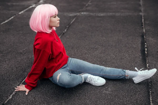 Asiático adolescente relajante en asfalto — Foto de Stock