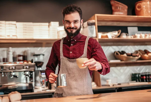 Elegante barista hipster haciendo taza de café en la cafetería — Foto de Stock