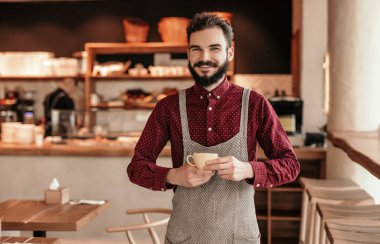Kafede fincan ile Sakallı barista