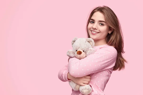 Inhoud tiener meisje omarmen teddybeer — Stockfoto