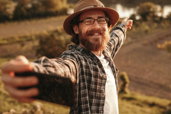 Bearded blogger taking selfie in nature — Stock Photo, Image