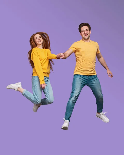 Boldog pár jumping és a kezében kéz — Stock Fotó