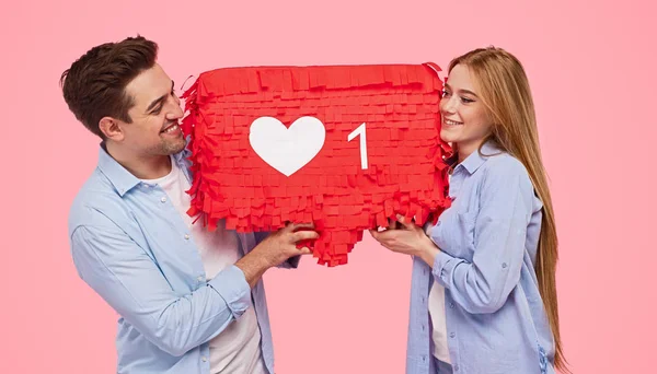 Junges Paar kommuniziert in sozialen Medien — Stockfoto