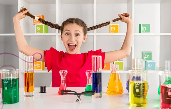Kimya dersi sırasında Crazy girl — Stok fotoğraf
