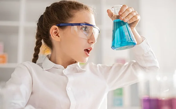 Sınıfta kimyasal sıvı ile şok kız — Stok fotoğraf