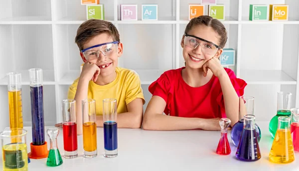 Sumienny uczniowie podczas lekcji chemii — Zdjęcie stockowe