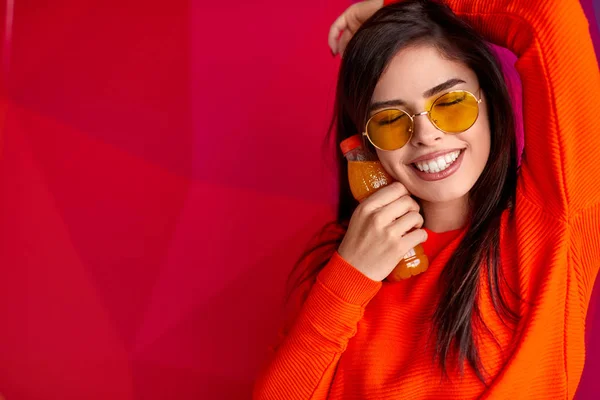 Mulher alegre desfrutando de suco de frutas — Fotografia de Stock