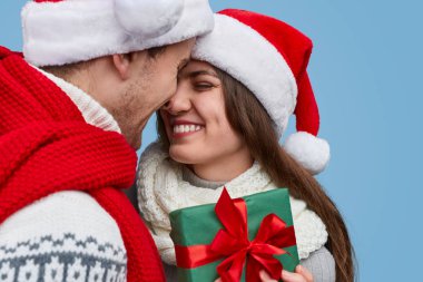 Neşeli çift Noel hediyeleri alışverişi