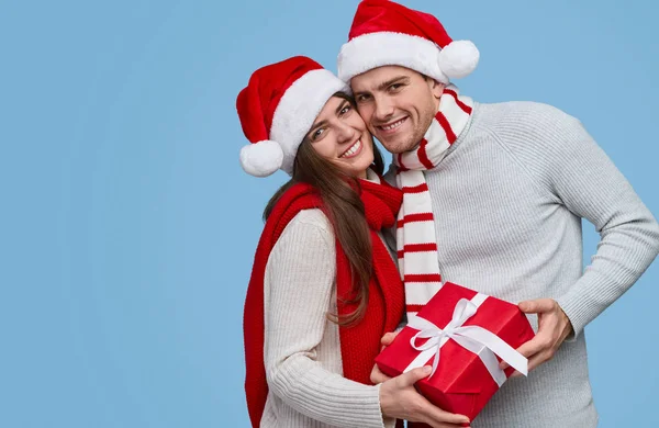 Casal apaixonado pelo presente de Natal — Fotografia de Stock