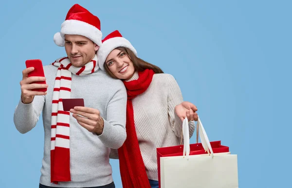 Casal encantado fazendo compras de Natal online — Fotografia de Stock
