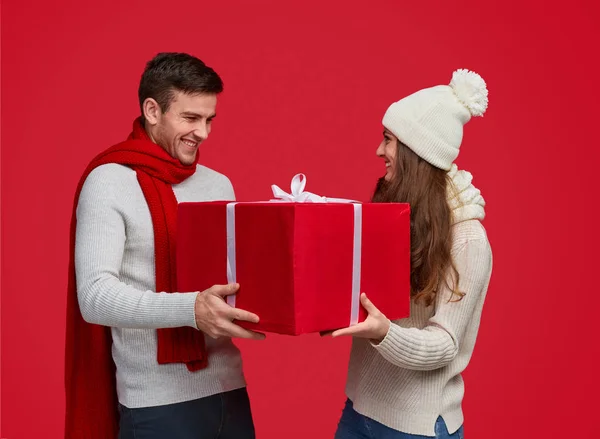 Задоволена пара з величезним різдвяним подарунком — стокове фото