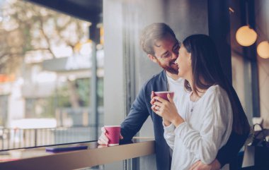 Kafede sarılan mutlu çift