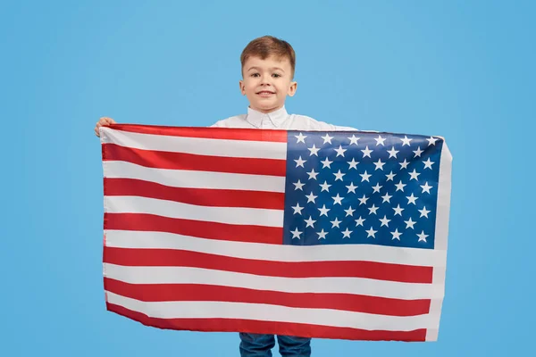 微笑的男孩与乌萨国旗 — 图库照片