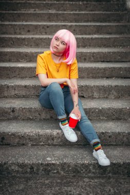 Adımlar üzerinde oturan dink ile Dreamy Asya hipster