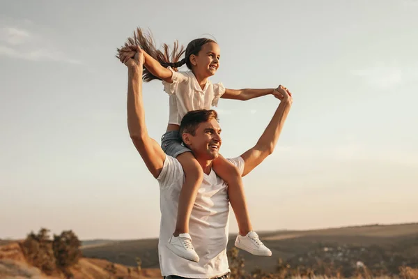 Szczęśliwy ojciec i córka mający zabawa w natura — Zdjęcie stockowe