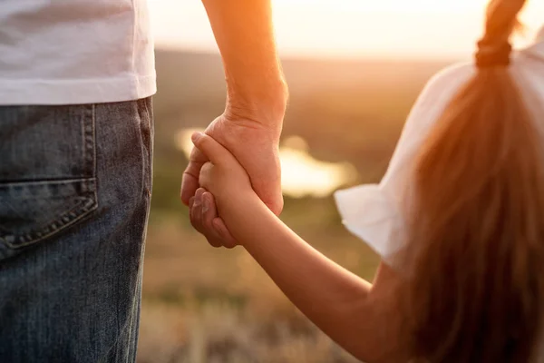 Gewas vader en dochter houden handen op het platteland — Stockfoto
