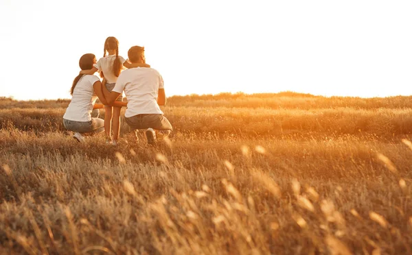 Anoniem gezin genieten van zonsondergang op het platteland — Stockfoto