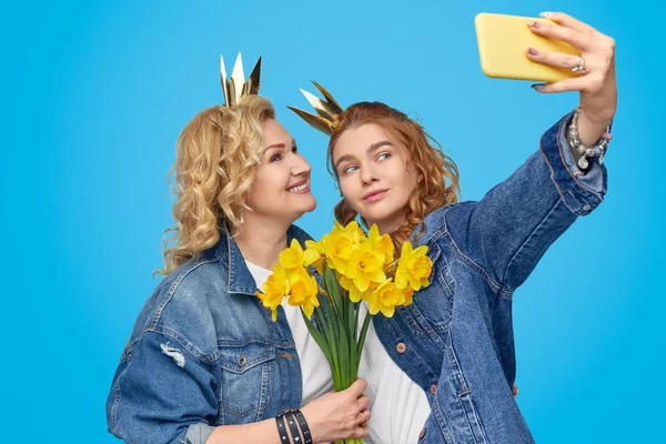 Mãe e filha tomando selfie durante a celebração do feriado — Fotografia de Stock