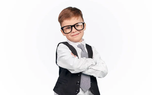 Nerdy zelfverzekerd schoolmeisje in glazen glimlachend — Stockfoto