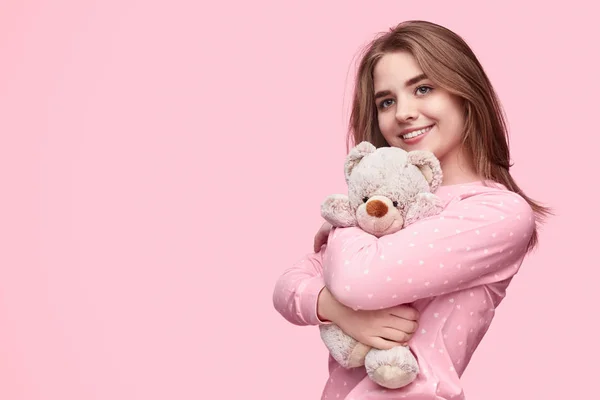 Verrukt tiener knuffelen Toy Bear — Stockfoto