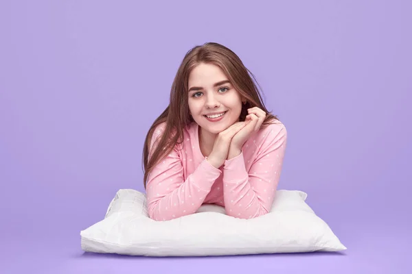 İyimser genç kız yastık üzerinde istirahat — Stok fotoğraf