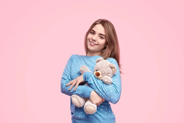 Schattige tiener omarmen teddybeer — Stockfoto