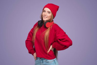 Pozitif kadın hipster kamera için gülümseyen