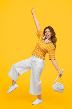 Neşeli genç kadın tek bacak üzerinde dengeleme