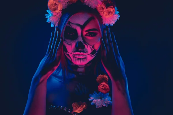 Spooky vrouw in bloemen krans — Stockfoto