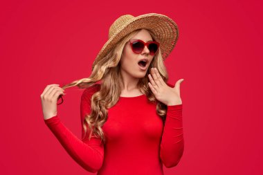 Yaz kıyafeti içinde şaşkın kadın