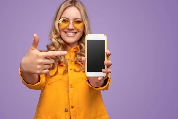 Χαρούμενη γυναίκα αποδεικνύοντας εφαρμογή για το μοντέρνο smartphone — Φωτογραφία Αρχείου