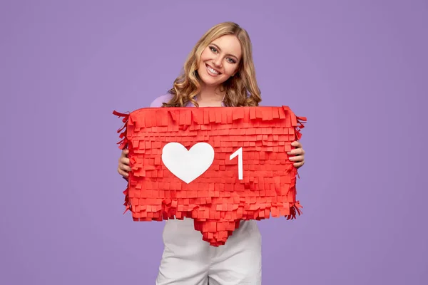 Glad kvinna reklam sociala medier — Stockfoto
