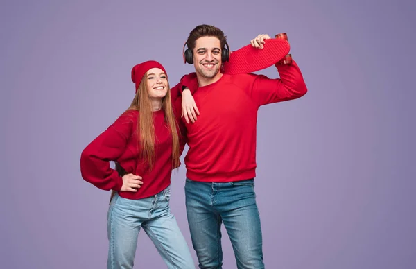 Casal moderno sorrindo para câmera juntos — Fotografia de Stock