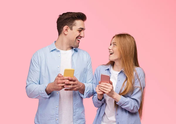 Aufgeregtes Pärchen in den sozialen Medien — Stockfoto