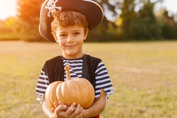 Kleine piraat met pompoen in het park — Stockfoto