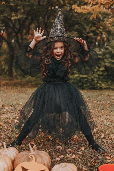 Kleine Hexe am Halloween-Tag im Park — Stockfoto