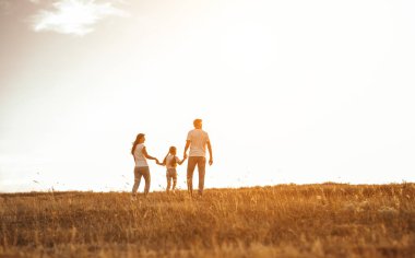 Aile tarlada el ele tutuşuyor.