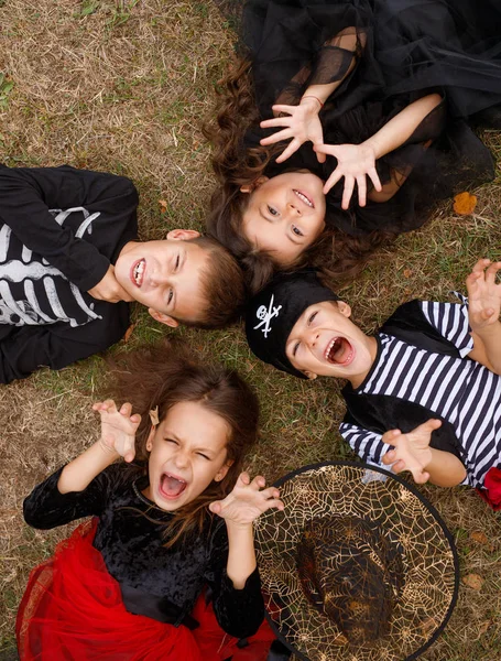 Lustige Kinder liegen mit beängstigenden Händen — Stockfoto