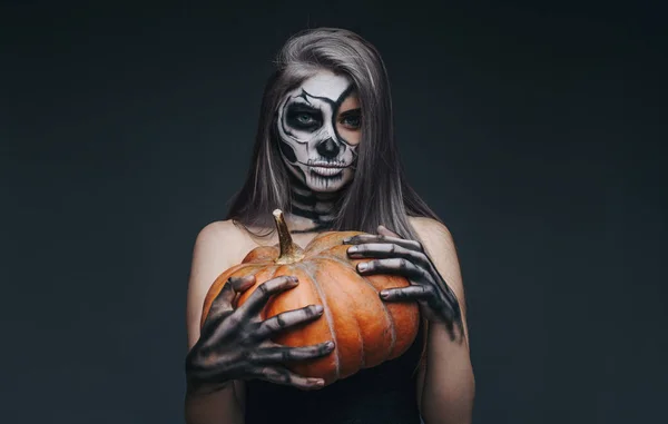 Donna zucca non morta durante la festa di Halloween — Foto Stock