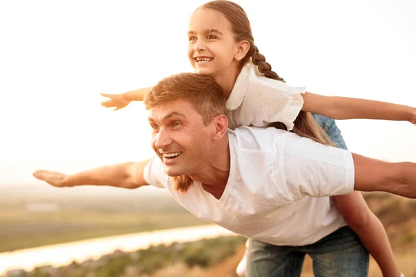 Lycklig far och dotter leker på landet — Stockfoto