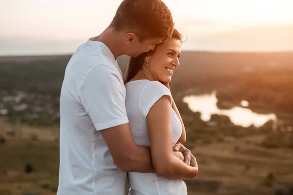 Adult couple hugging in countryside — Stock Photo, Image