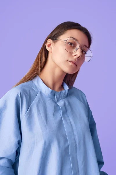 Kamera görünümlü gözlük trendy kadın — Stok fotoğraf