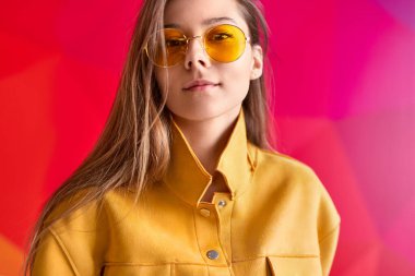 Modern güneş gözlüklü kadın.