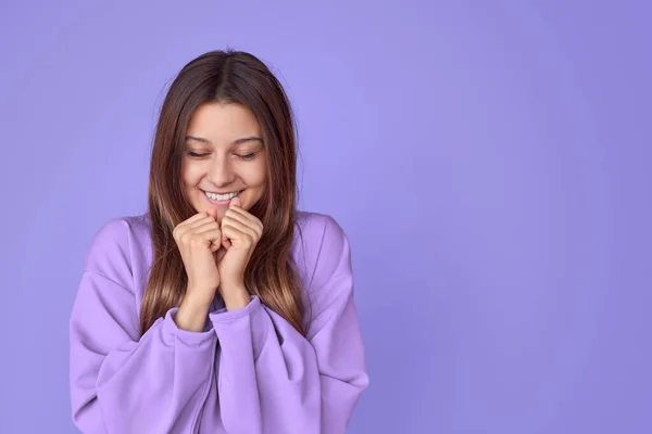 Donna sorridente che esprime desiderio ad occhi chiusi — Foto Stock