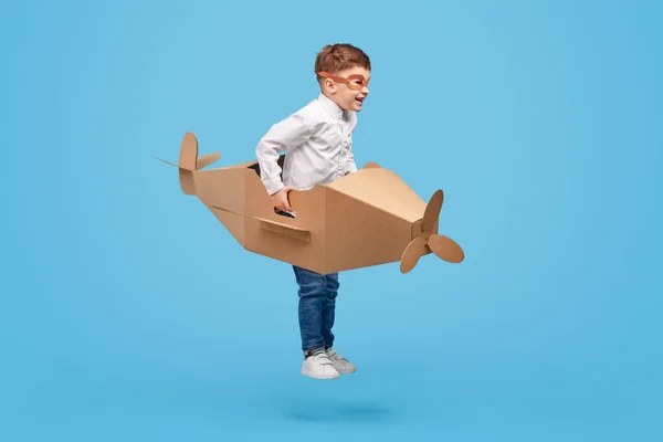 Glada flygare leker med kartongflygplan — Stockfoto